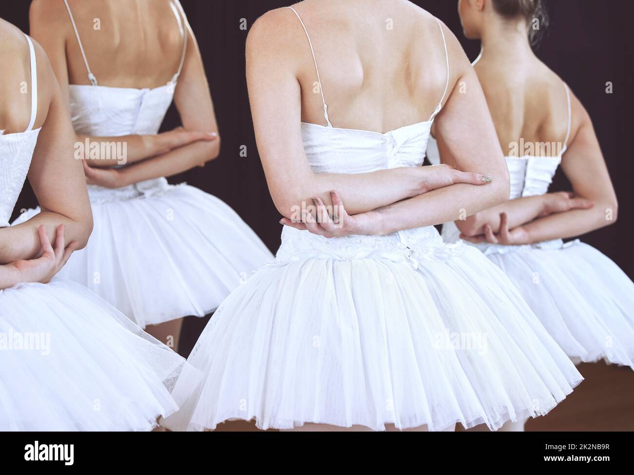 Ballett, Tanz und Kunst mit Frauen auf der Bühne für Performance, Theater und Training. Kreativ, motiviert und tanzt mit eleganter Ballerina Stockfoto
