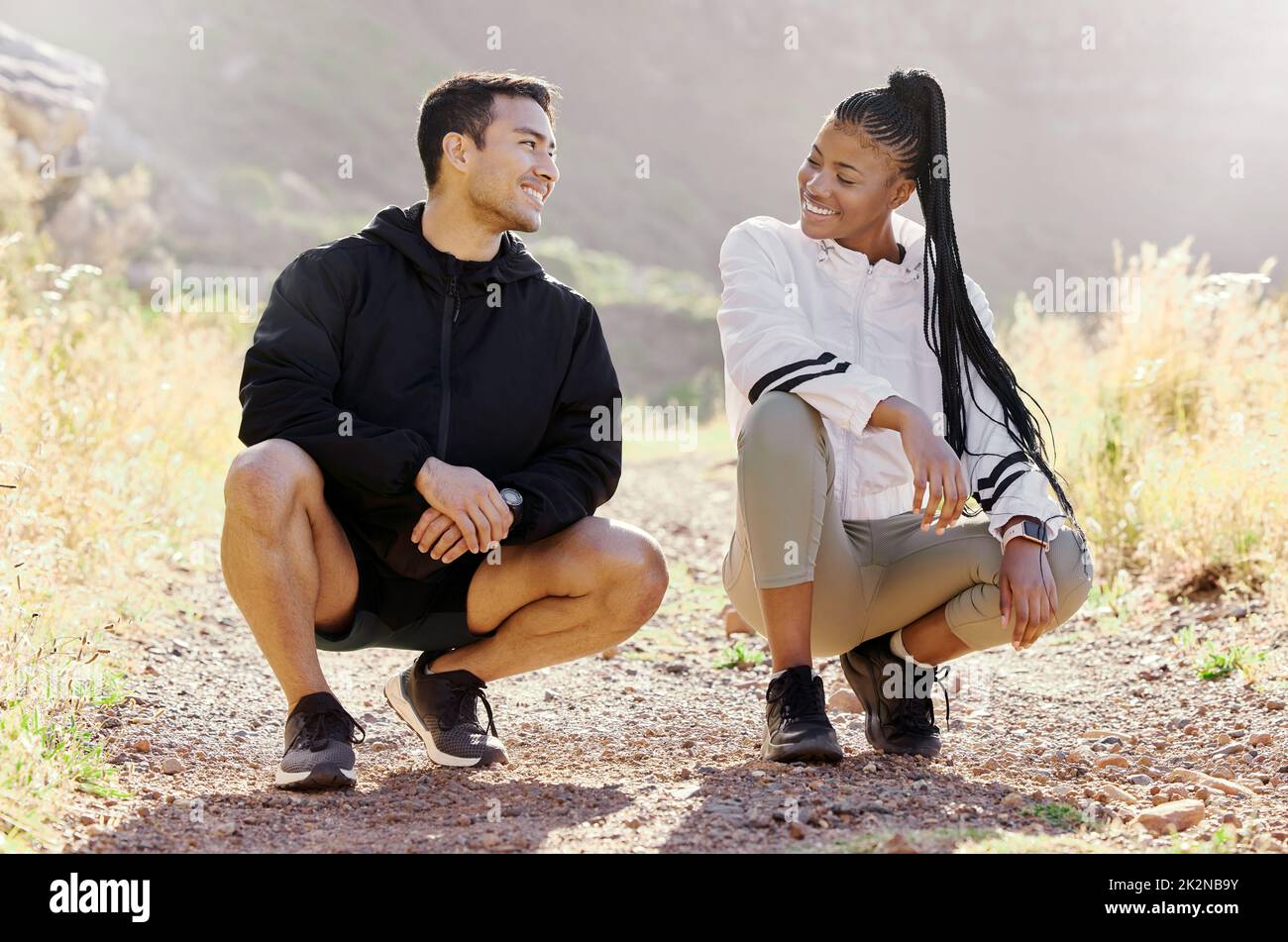 Outdoor-Fitness, Motivation und Läufertraining mit Sonne und Natur. Sportler Menschen oder Personal Trainer und Frau trainieren zusammen Stockfoto