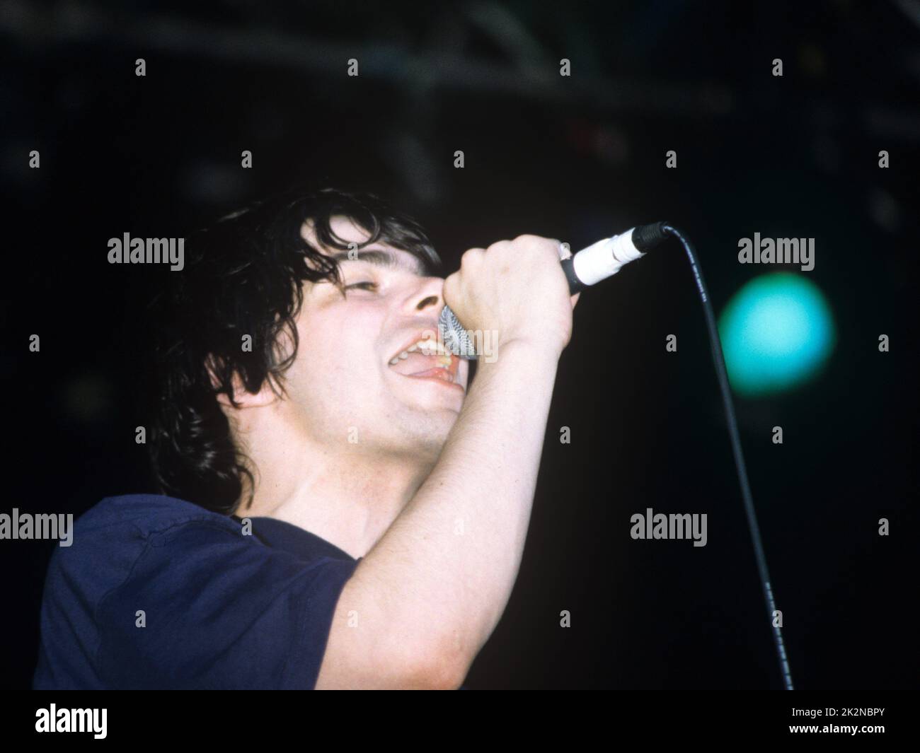 THE CHARLATANS ; Tim Burgess (Vocals) ; beim V Festival, Hylands Park, Chelmsford, UK; 18. August 1996 ; Credit : Mel Longhurst / Performing Arts Images ; www.performingartsimages.com Stockfoto