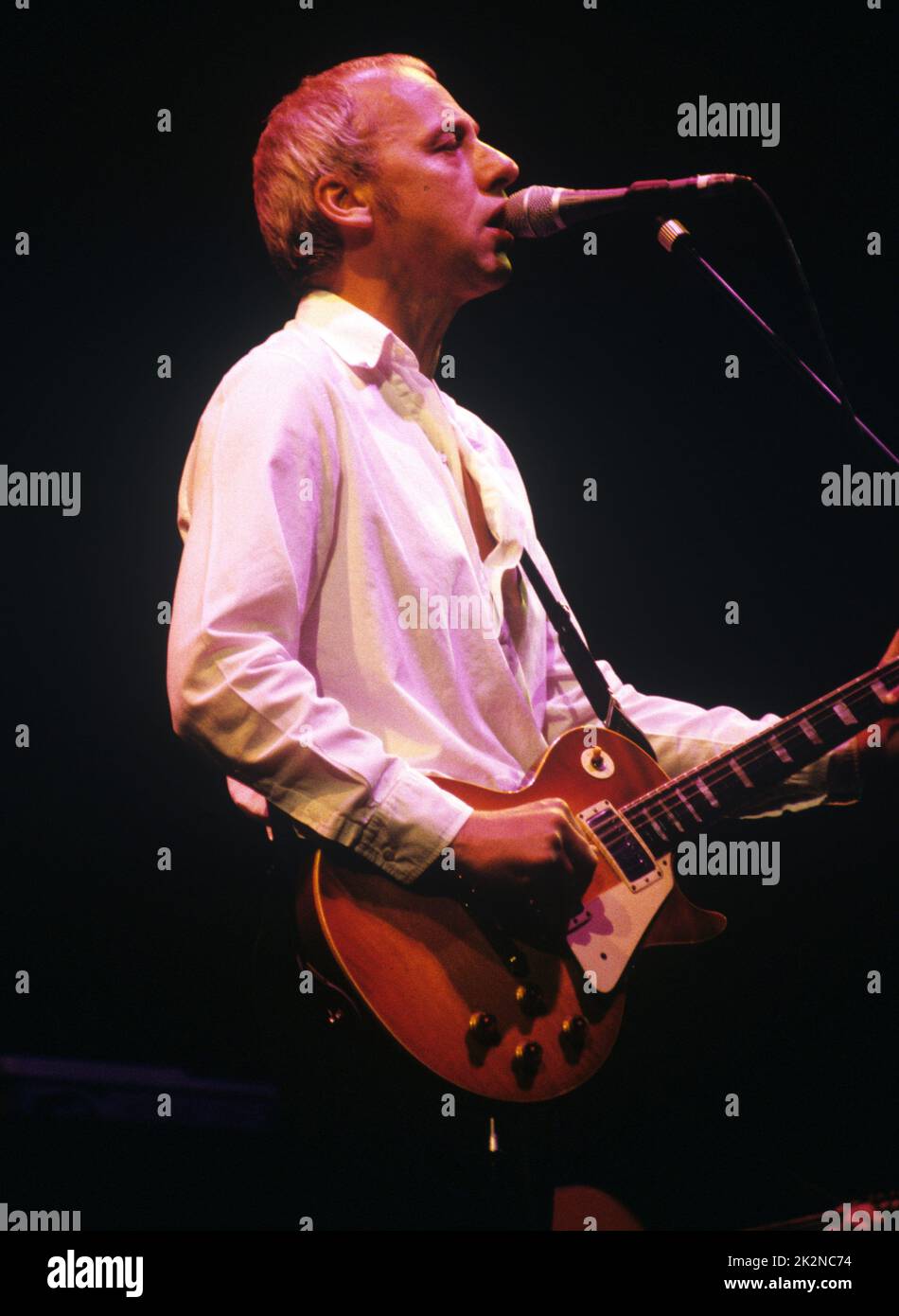 MARK KNOPFLER ; britischer Sänger, Songwriter und Gitarrist ; live in der Royal Albert Hall, London, UK ; Mai 1996 ; Credit : Mel Longhurst / Performing Arts Images ; www.performingartsimages.com Stockfoto