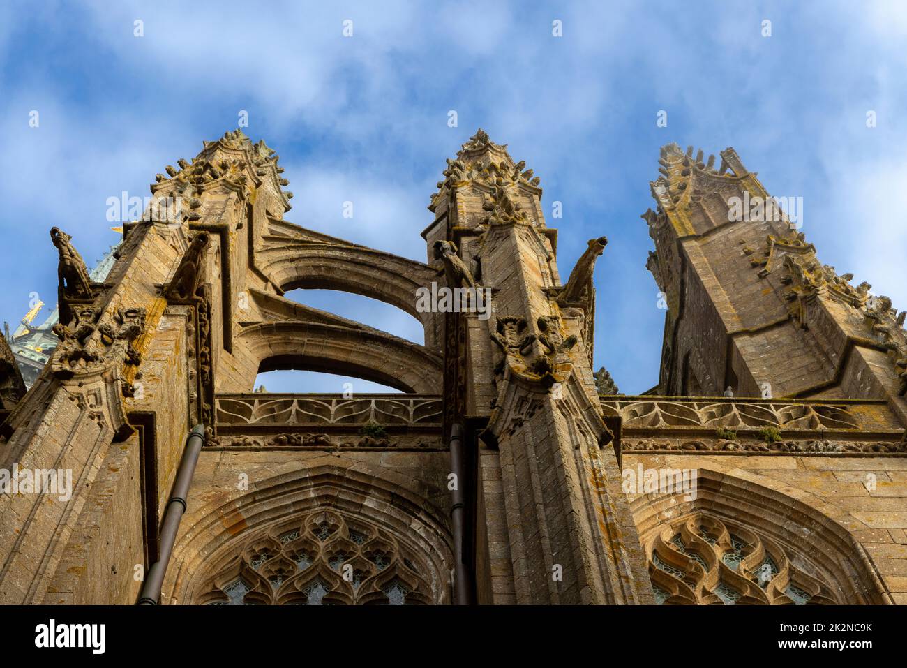 Gekäkelte Zinnen und Wasserspeier, architektonische Details der mittelalterlichen Abtei Le Mont Saint-Michel, Avranches, Normandie, Frankreich. Stockfoto