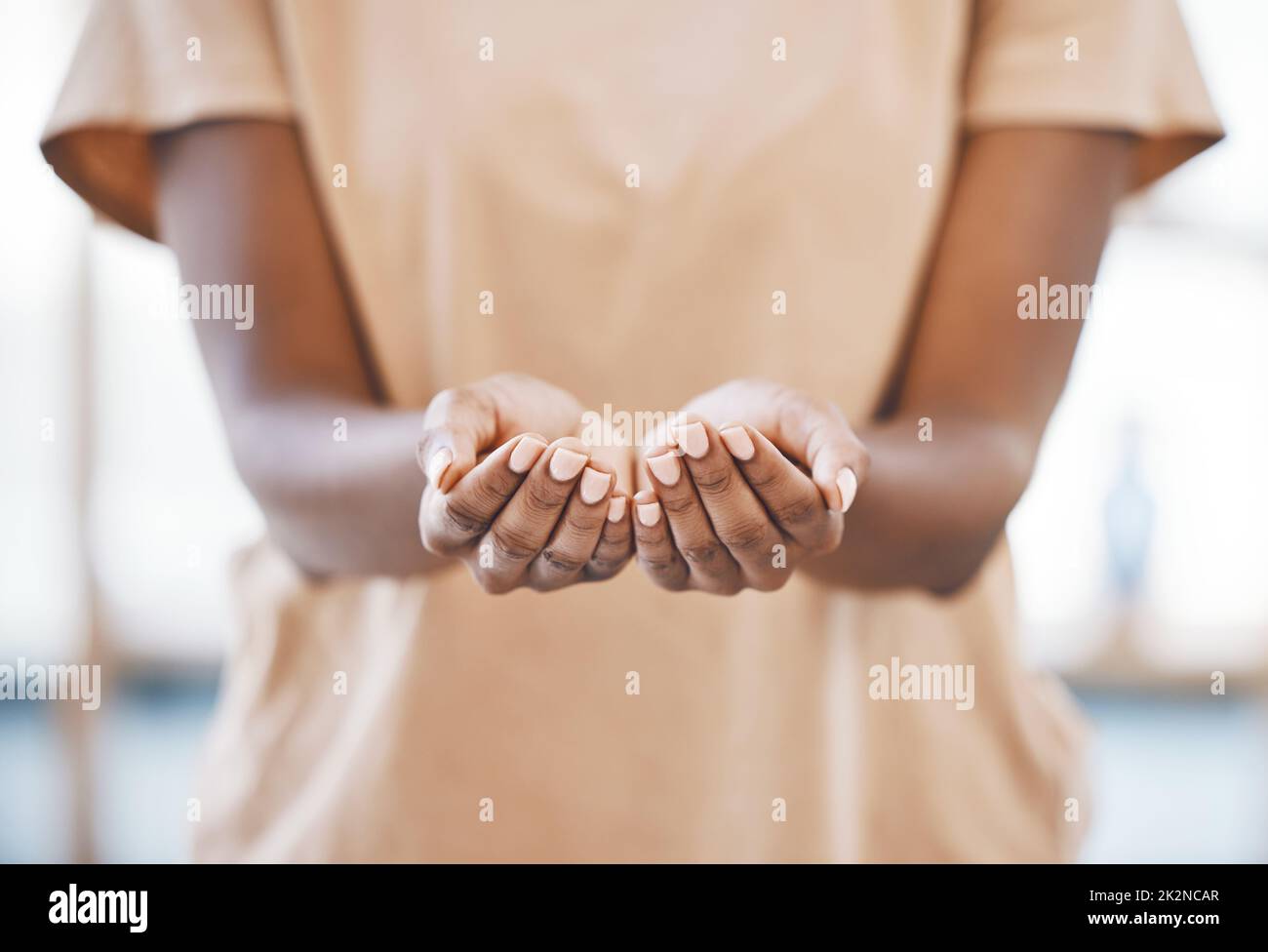 Schwarze Frau mit Hands out für wohltätige Zwecke, Spenden oder Hilfe mit Freundlichkeit oder Respekt. Palmen öffnen sich, um in Armut Hoffnung oder Unterstützung zu geben oder zu erhalten Stockfoto