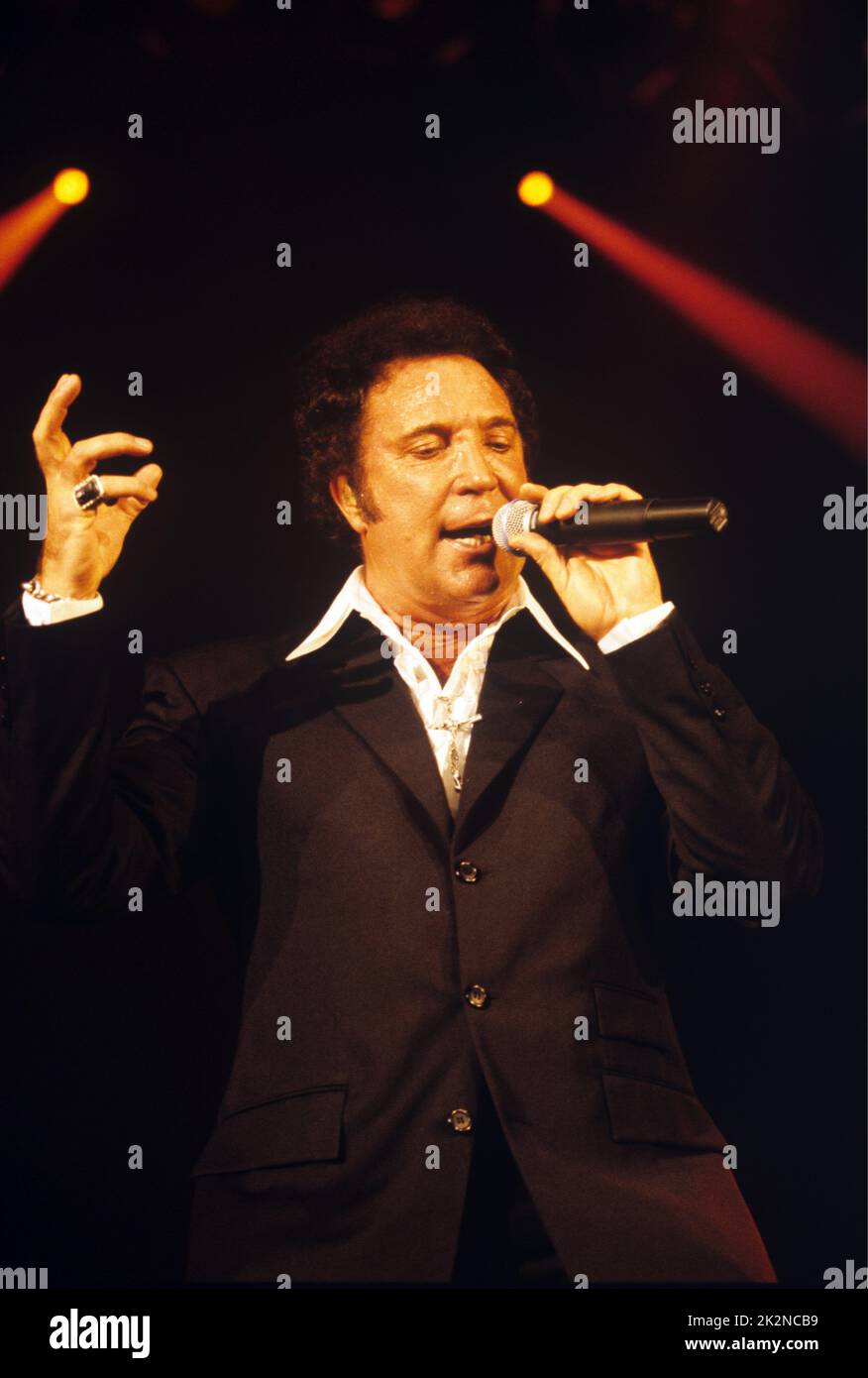 TOM JONES ; live in der Wembley Arena, London, UK ; undated (1990s) ; Credit : Mel Longhurst / Performing Arts Images ; www.performingartsimages.com Stockfoto