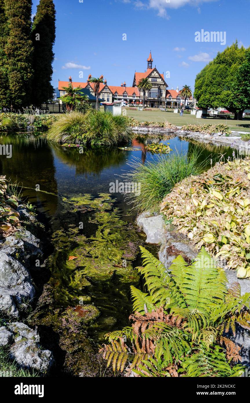 Das im englischen Stil erbaute Mock Tudor Gebäude ist das ehemalige Great South Seas Spa Bath House, das 1908 erbaut wurde und heute das Rotorua Museum of Art & History beherbergt Stockfoto