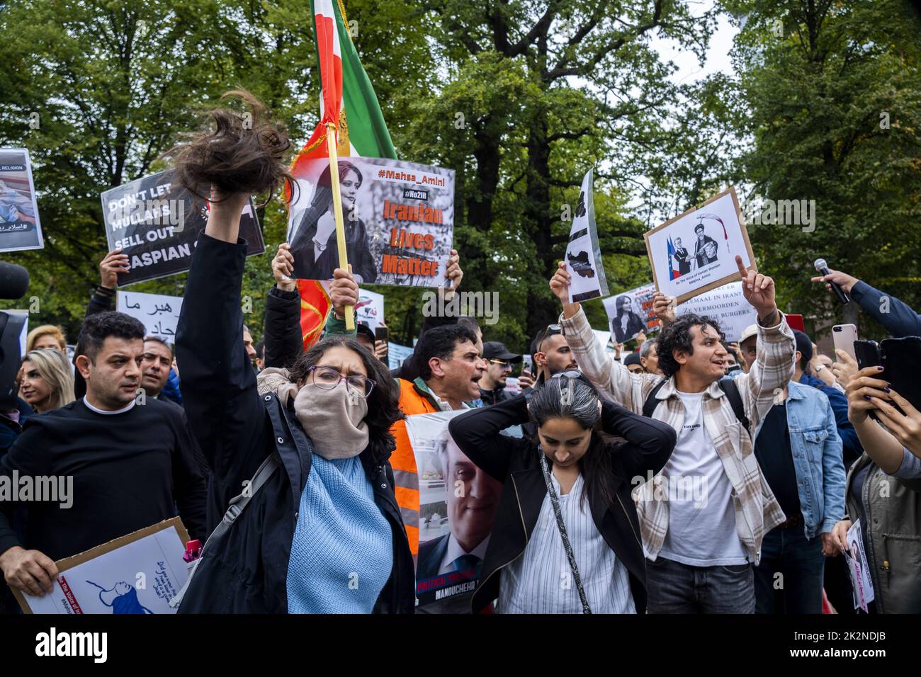 2022-09-23 14:20:08 DEN HAAG - aus Protest gegen die strengen Gesetze im Iran und als Ausdruck der Unterstützung für das iranische Volk, wird eine Aktion vor dem Repräsentantenhaus ergriffen. Der Grund dafür ist der Tod des kurdisch-iranischen Mahsa Amini. Die Frau starb, nachdem sie von der Vizekommando verhaftet wurde, weil sie gemäß der Kleiderordnung kein Kopftuch trug. ANP LEX VAN LIESHOUT niederlande Out - belgien Out Stockfoto