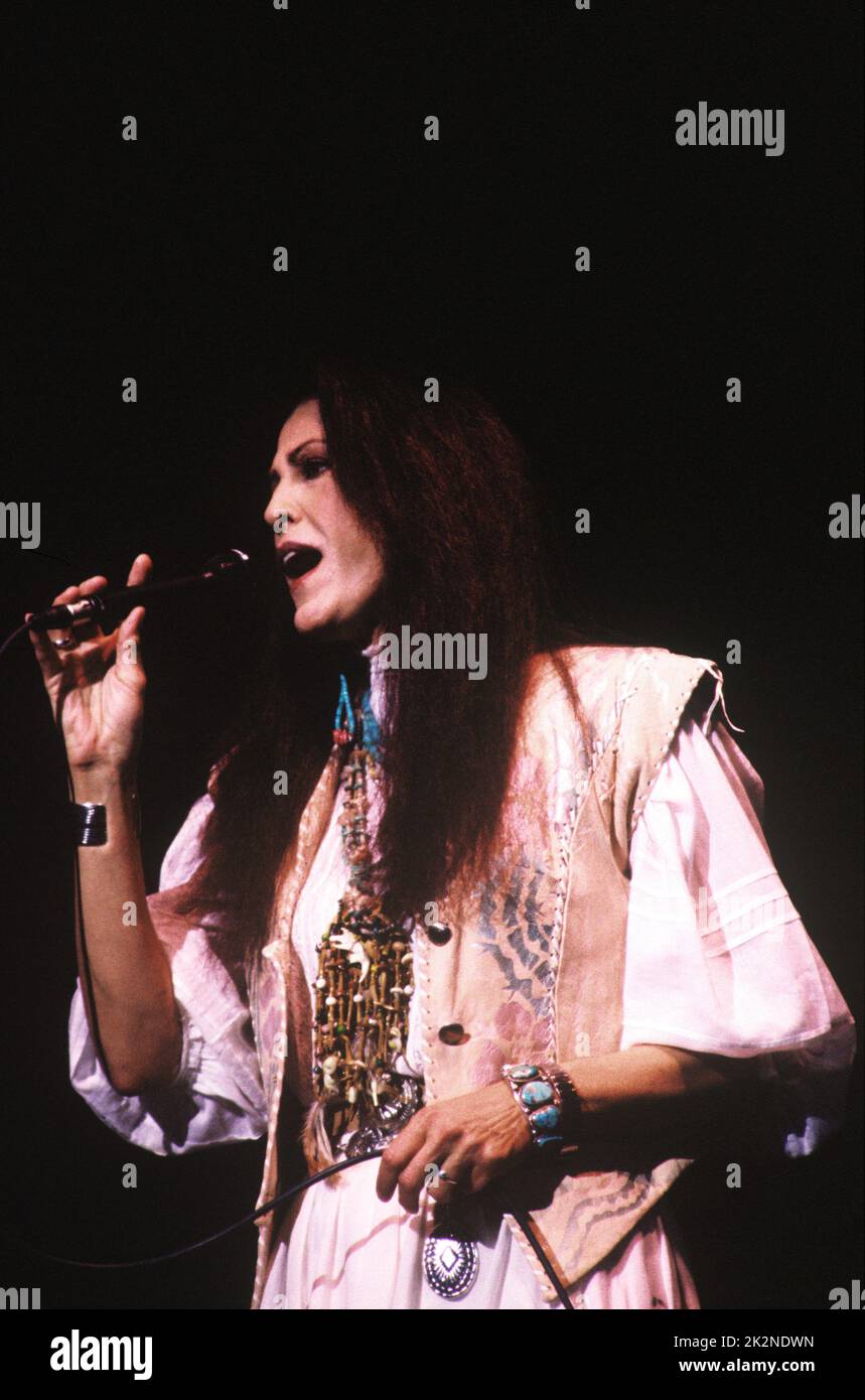 CRYSTAL GAYLE ; live in London, UK ; undated (1990s) ; Credit : Mel Longhurst / Performing Arts Images ; www.performingartsimages.com Stockfoto