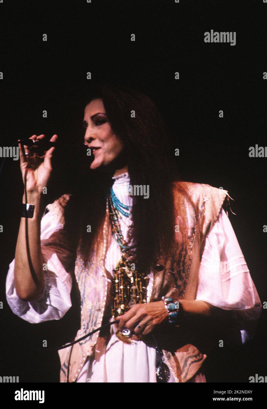 CRYSTAL GAYLE ; live in London, UK ; undated (1990s) ; Credit : Mel Longhurst / Performing Arts Images ; www.performingartsimages.com Stockfoto