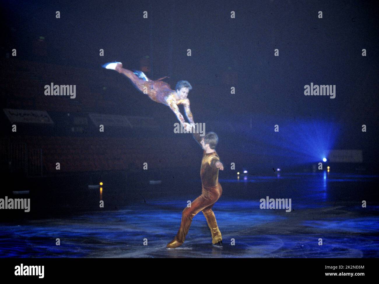 JAYNE TORVILL und CHRISTOPHER DEAN ; Britische Eistänzer und ehemalige britische, europäische, olympische und Weltmeister ; in der Probe für ihre Abschiedstour 'Face the Music' ; in der Wembley Arena, London, UK ; 1995 ; Credit : Mel Longhurst / Performing Arts Images ; www.performingartsimages.com Stockfoto