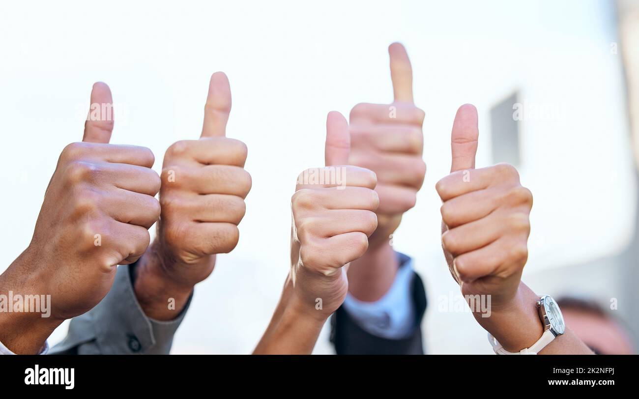 Ich Drücke Dir Die Daumen Englisch Aufnahme einer Gruppe von nicht erkennbaren Geschäftsleuten, die den