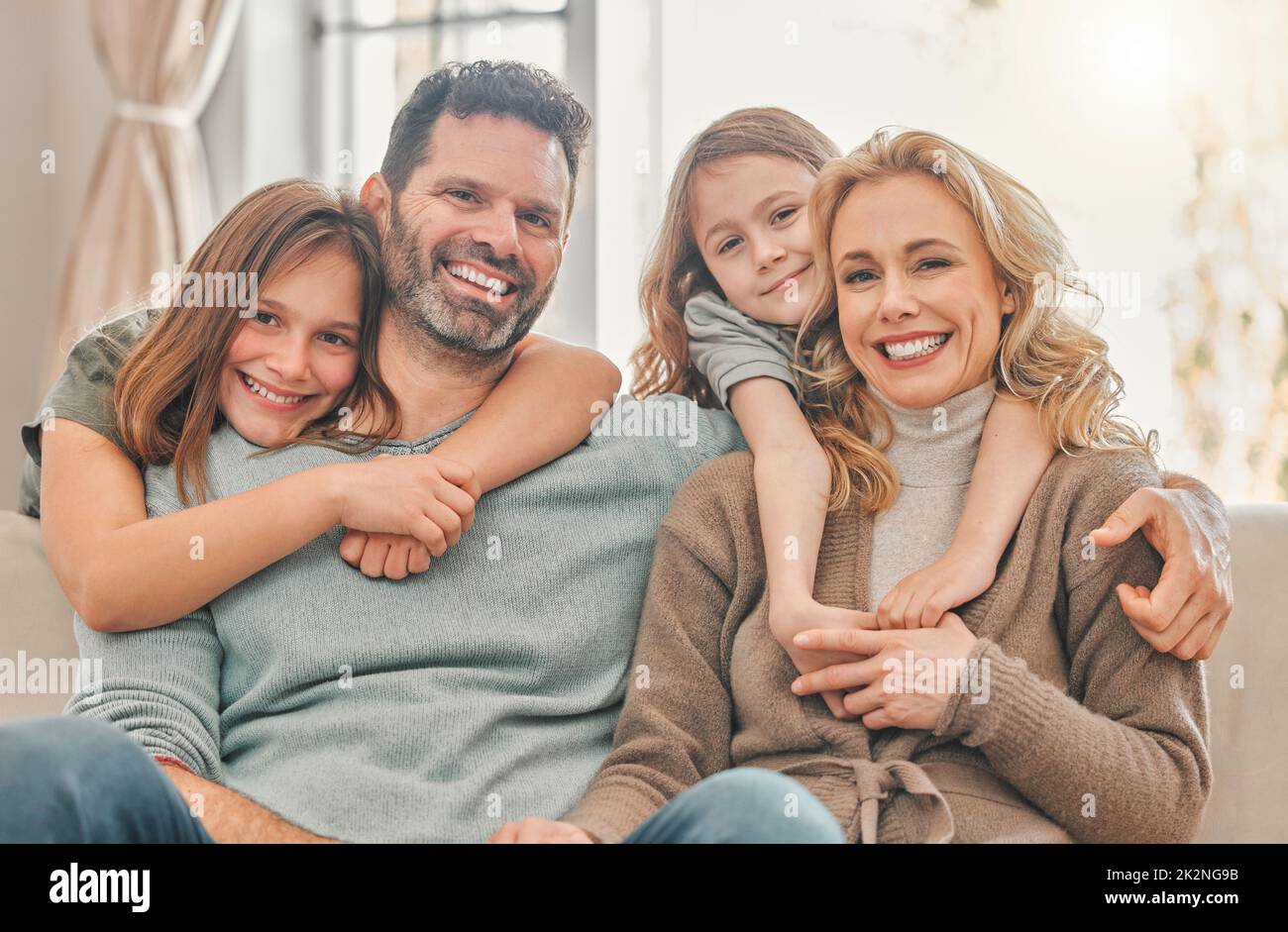 Halten Sie Ihre Familie immer in der Nähe. Aufnahme einer Familie, die sich zu Hause entspannt. Stockfoto