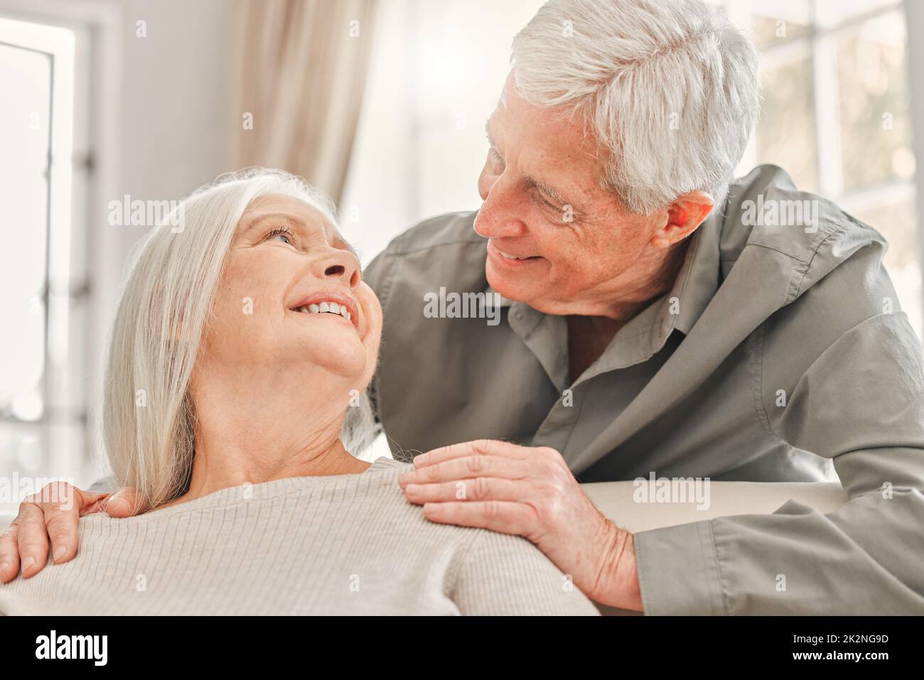 Wahre Liebe versucht es immer wieder. Aufnahme eines älteren Ehepaares, das sich zu Hause entspannt. Stockfoto