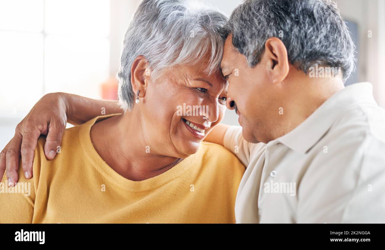 Es gibt nichts, dem wir uns nicht gegenübersehen können. Aufnahme eines älteren Ehepaares, das sich zu Hause entspannt. Stockfoto