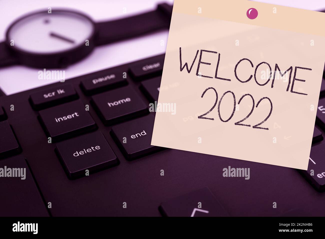 Text mit „Inspiration Welcome“ 2022. Business Showcase Silvester Celebration Motivation zum Anfeuern Glückwunsch Computer Keyboard und Symbol.Informationsmedium für Kommunikation. Stockfoto