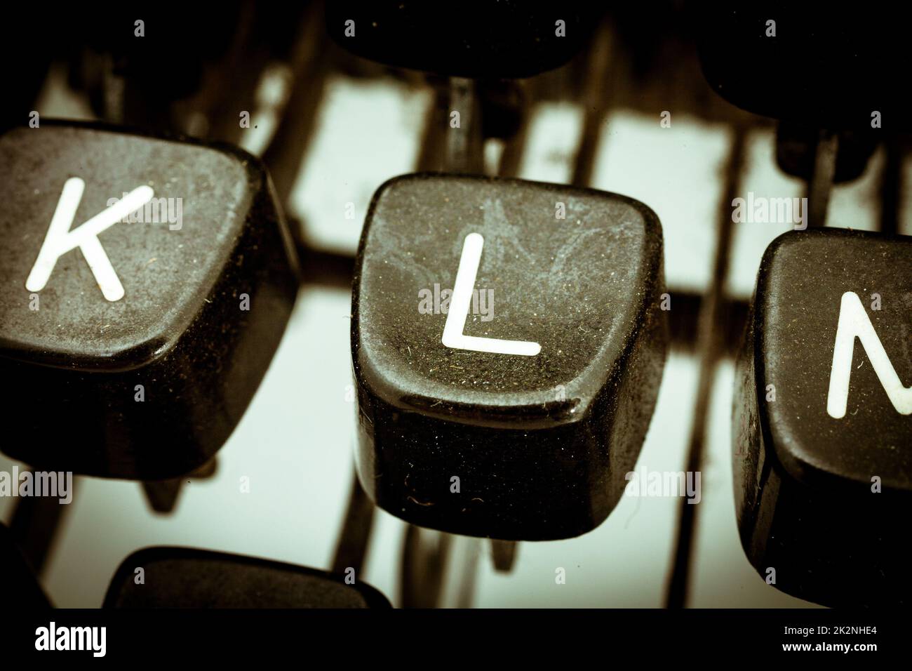 L-Brief auf einer alten Schreibmaschinentastatur Stockfoto