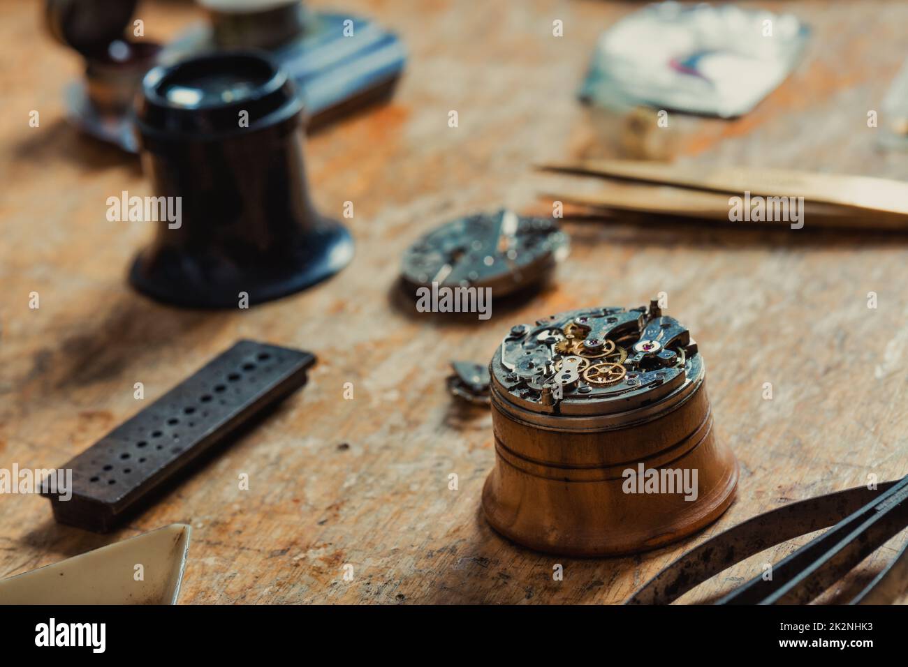 Nahaufnahme einer alten Uhr oder eines Uhrmechanismus Stockfoto