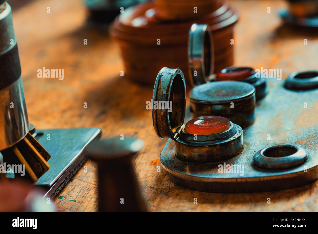 Alte Werkzeuge auf einer alten Uhrmacherwerkbank Stockfoto