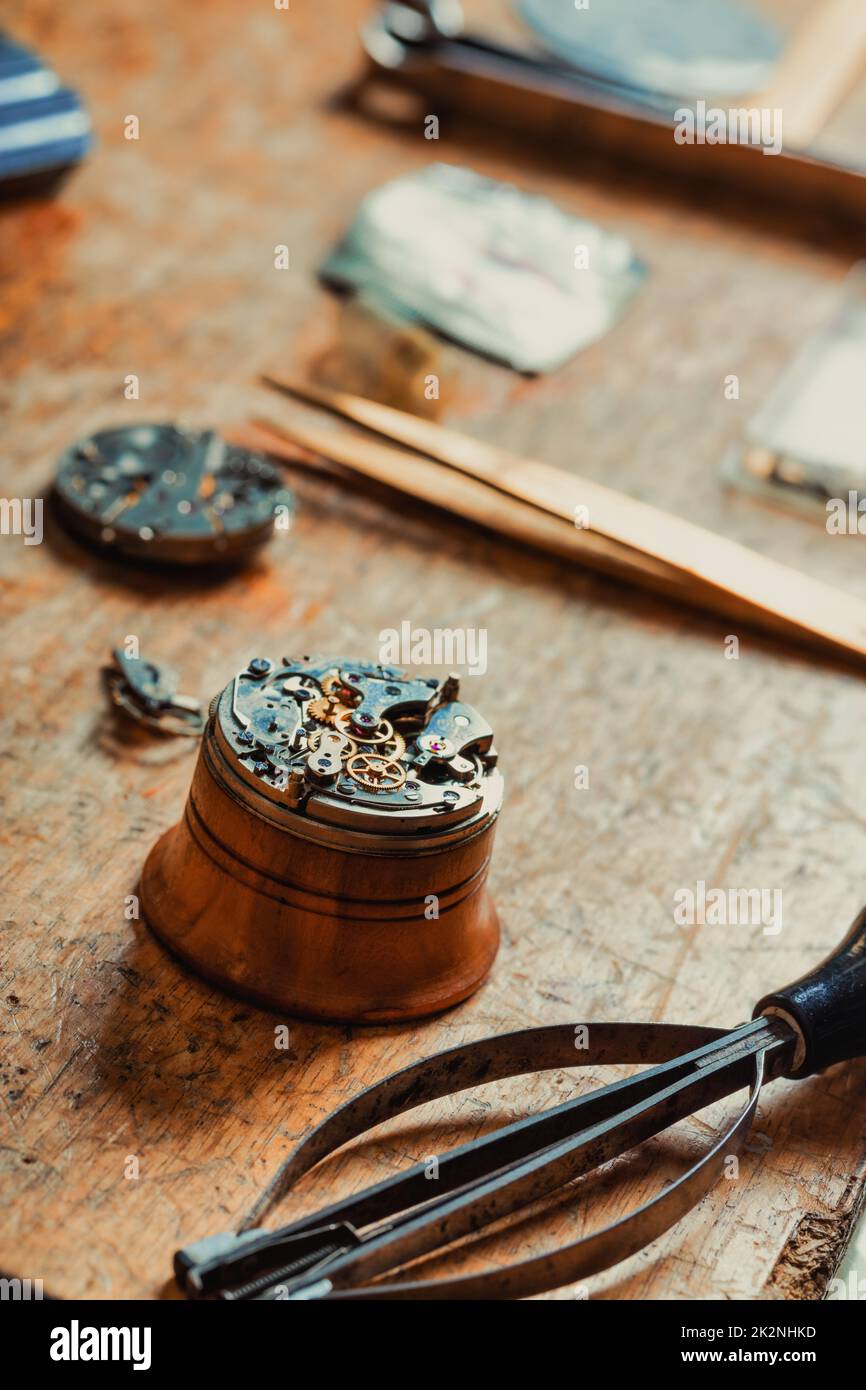 Selektiver Fokus auf den zerlegten Mechanismus einer alten Uhr Stockfoto