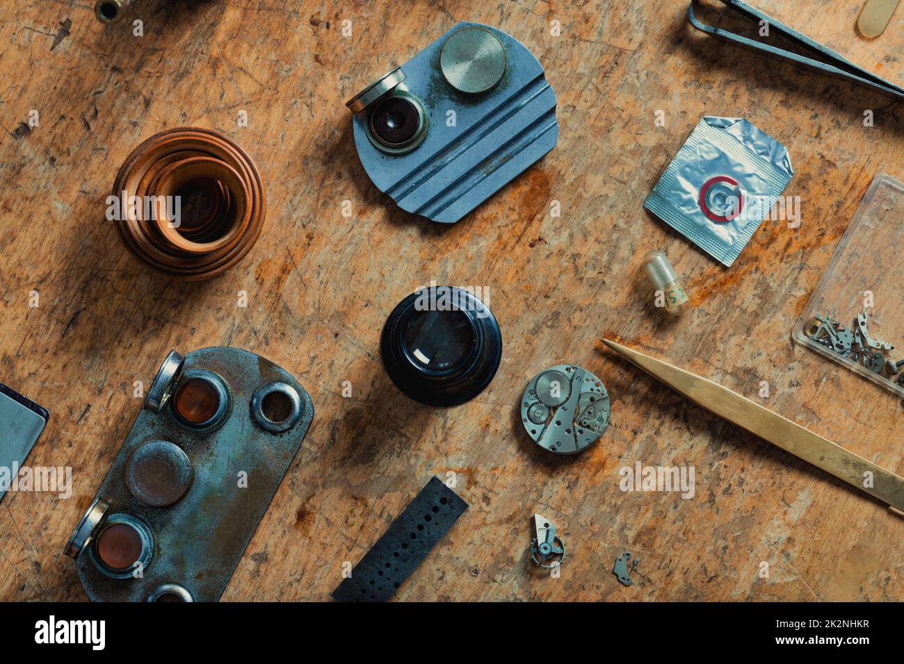 Vintage Uhrmacher Werkzeuge auf einer Holzbank Stockfoto