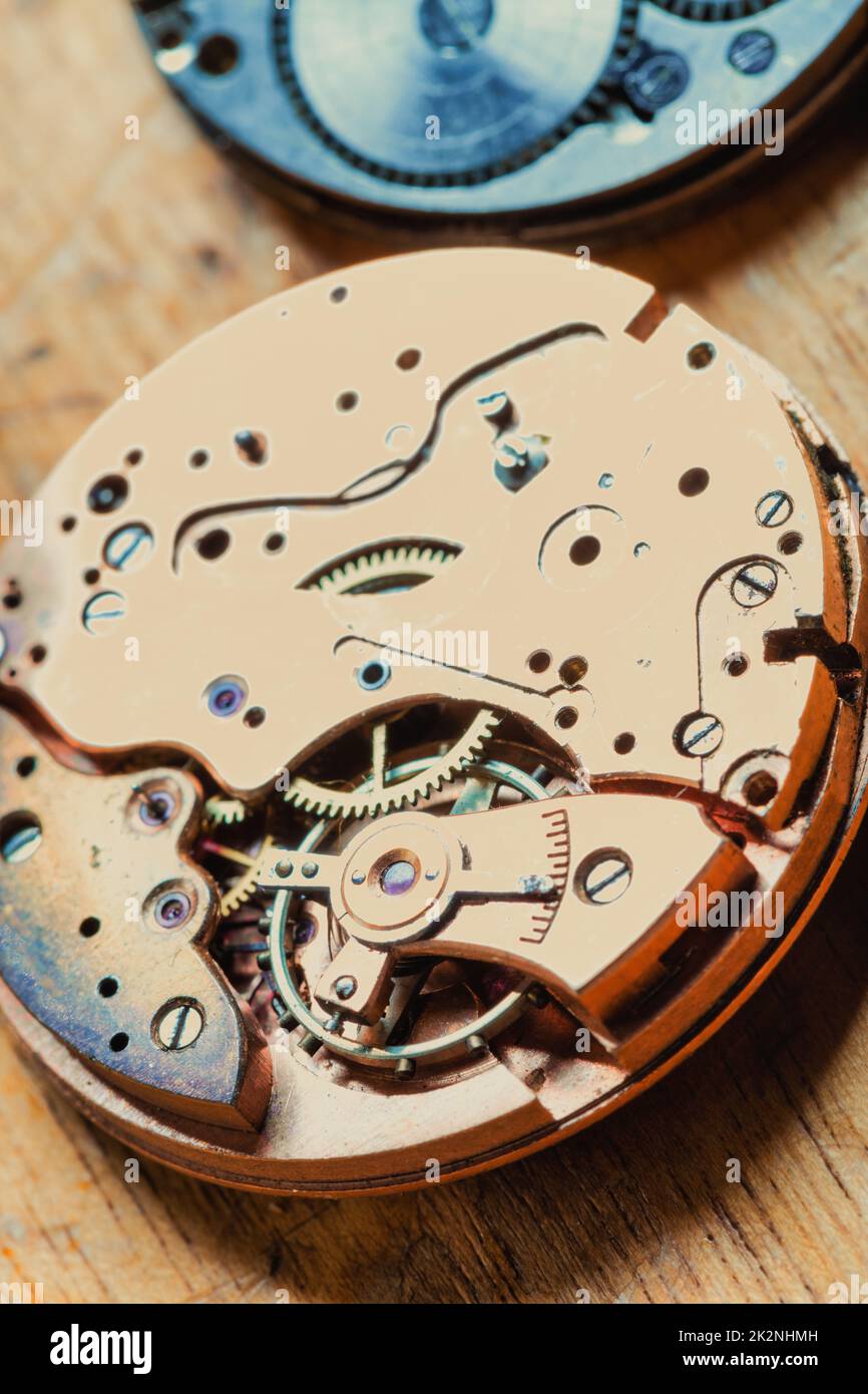 Nahaufnahme des freiliegenden Mechanismus einer alten Uhr Stockfoto