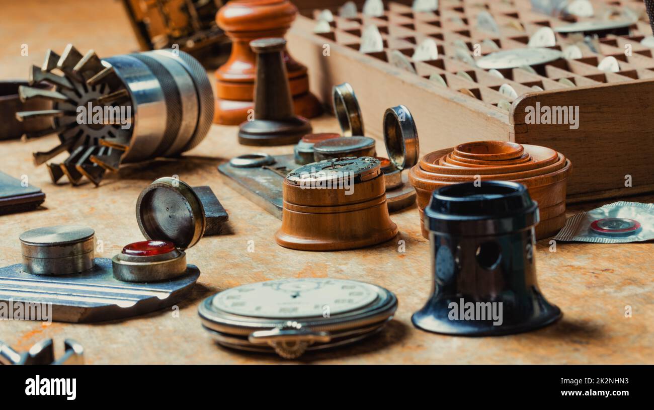 Auf einer Werkbank des Uhrmachers sind verschiedene klassische Werkzeuge ausgestellt Stockfoto