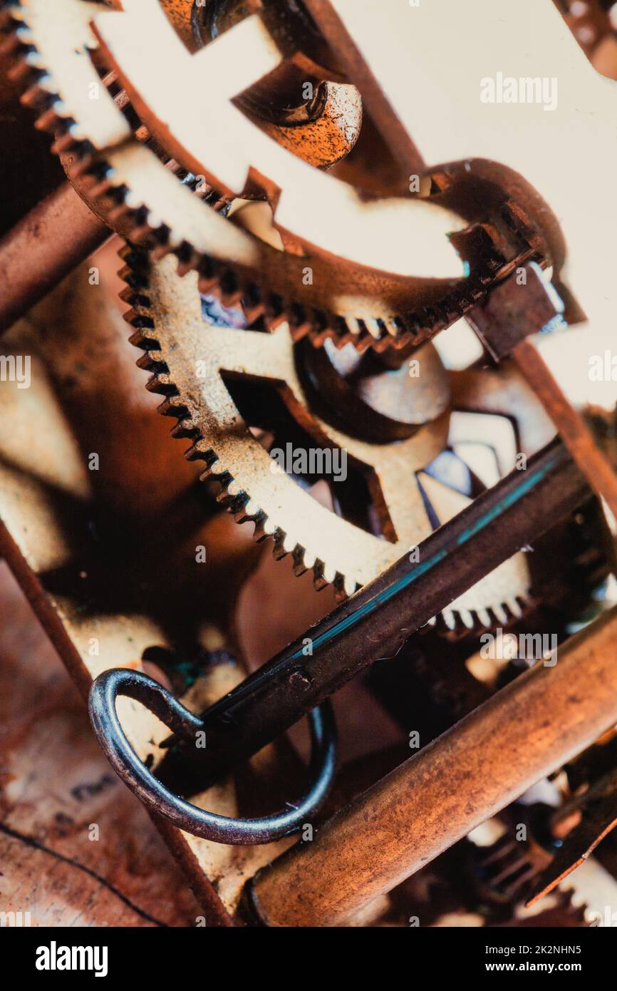 Nahaufnahme des gezahnten Messinggetriebes eines Uhrenmechanismus Stockfoto