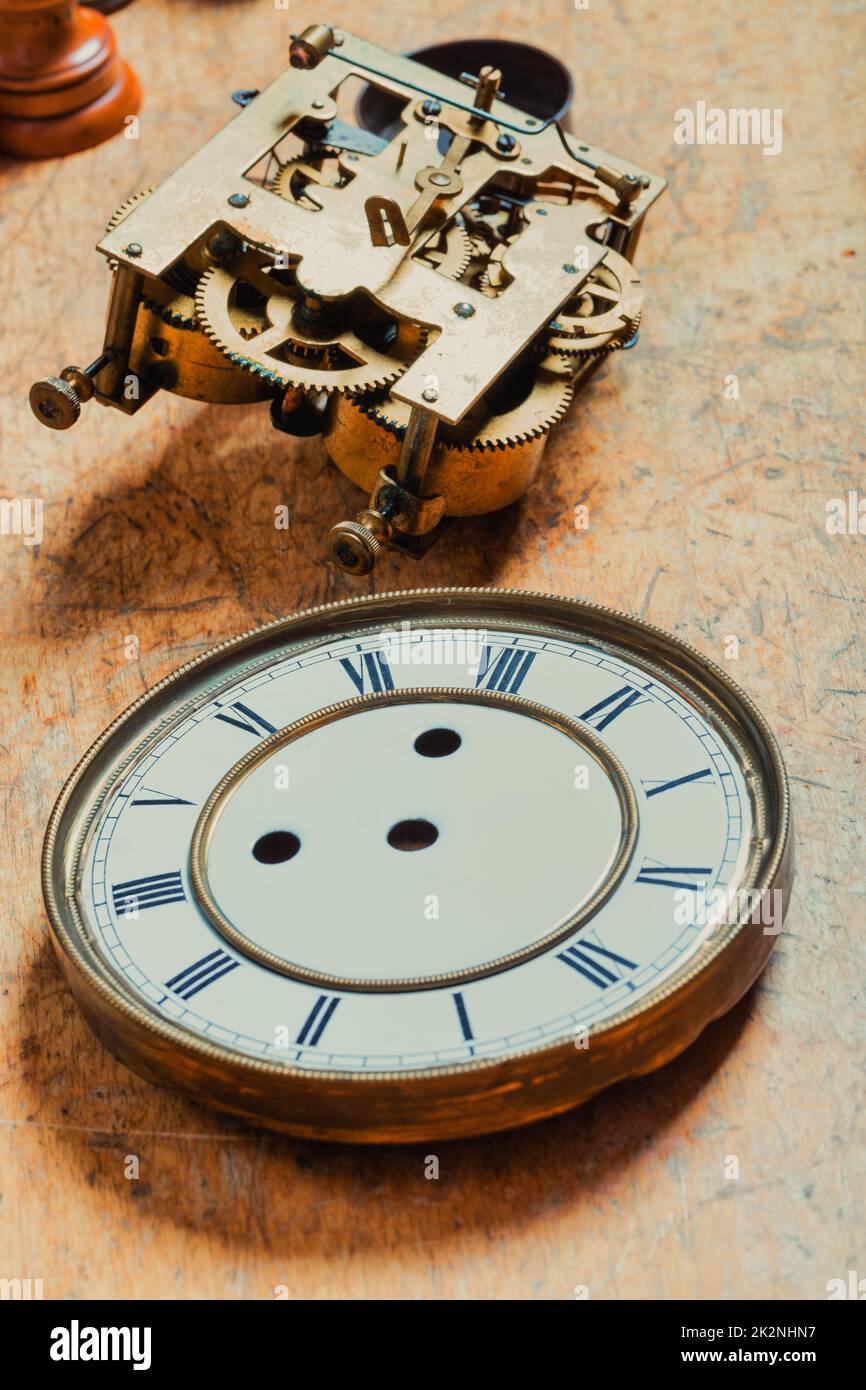Uhrenrad und Mechanismus auf einer Werkbank für Uhrmacher Stockfoto