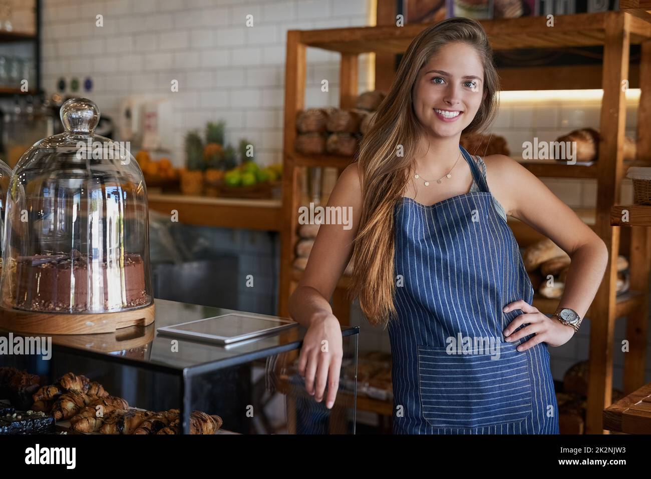 Stolz darauf, eines der besten Cafés in der Umgebung zu besitzen. Porträt einer jungen Geschäftsbesitzerin, die in ihrer Bäckerei steht. Stockfoto