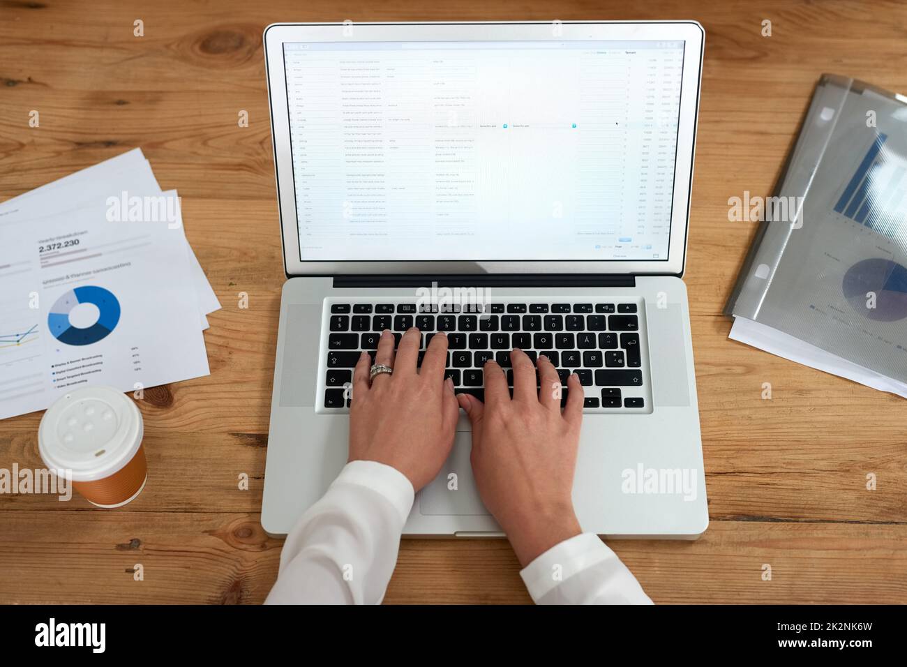 An diesem Erfolg arbeiten. High-Angle-Aufnahme einer Geschäftsfrau, die an ihrem Schreibtisch an ihrem Laptop arbeitet. Stockfoto