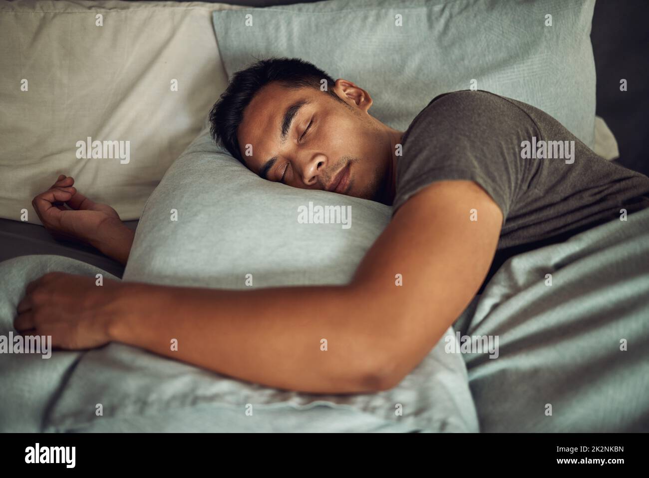 Nichts beruhigt die Seele wie ein tiefer Schlaf. Aufnahme eines jungen Mannes, der zu Hause friedlich im Bett schläft. Stockfoto