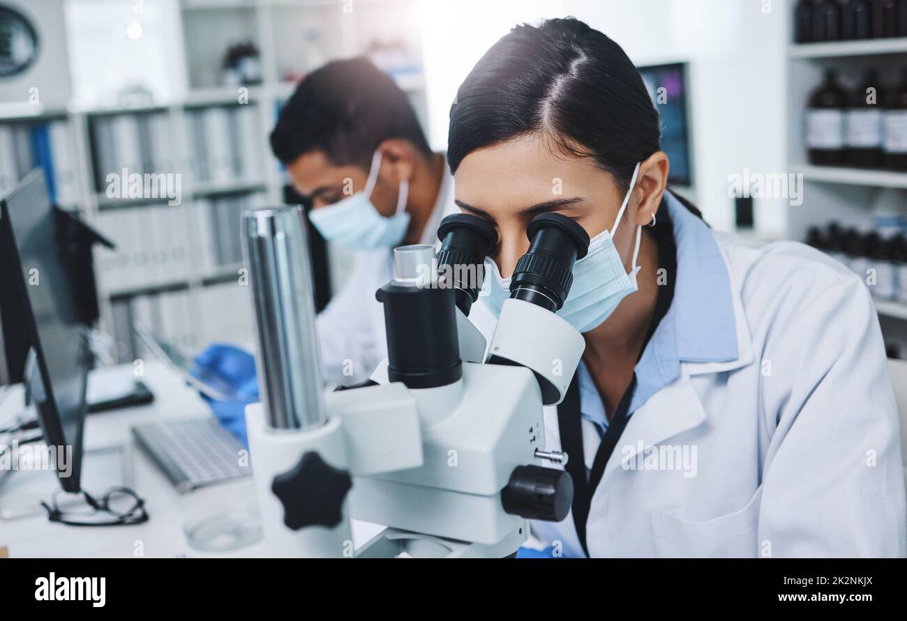 Chemie ist wie Kochen für Wissenschaftler. Aufnahme von zwei jungen Forschern, die in einem Labor arbeiten. Stockfoto