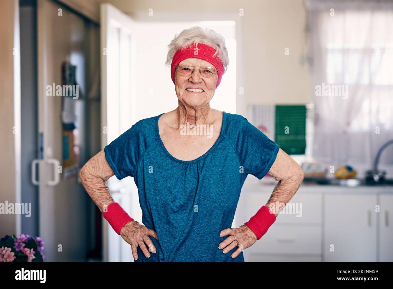 Aufrechterhaltung eines aktiven Lebensstils unabhängig vom Alter. Aufnahme einer älteren Frau, die zu Hause trainiert. Stockfoto