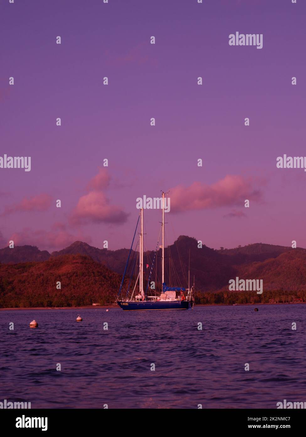 Luftaufnahme des Boots, das im Meer im Hintergrund der Berge schwimmt Stockfoto