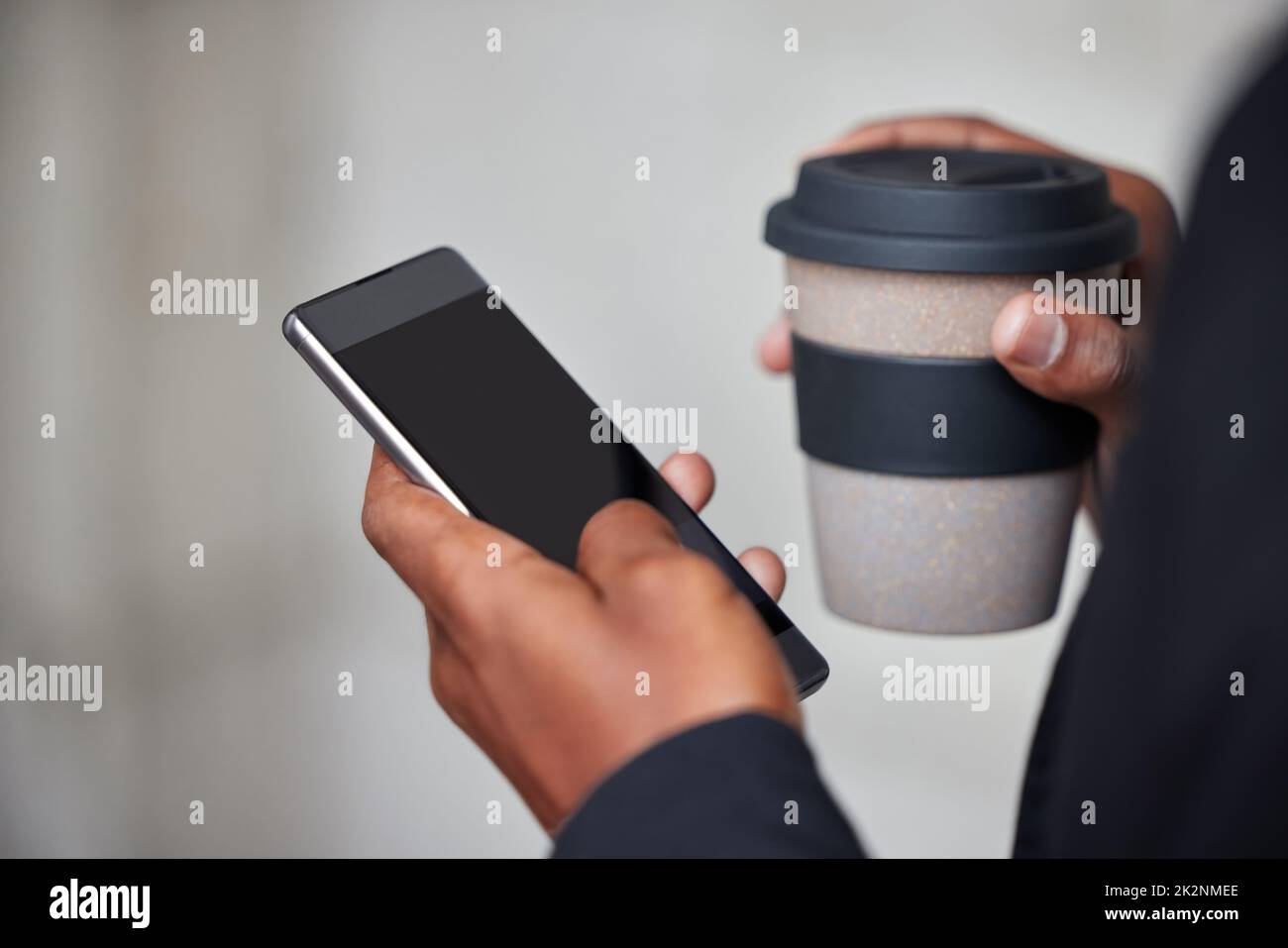 Am Morgen checken Sie als Erstes Ihre E-Mails. Aufnahme eines nicht erkennbaren Geschäftsmannes, der in der Stadt ein Telefon benutzt. Stockfoto