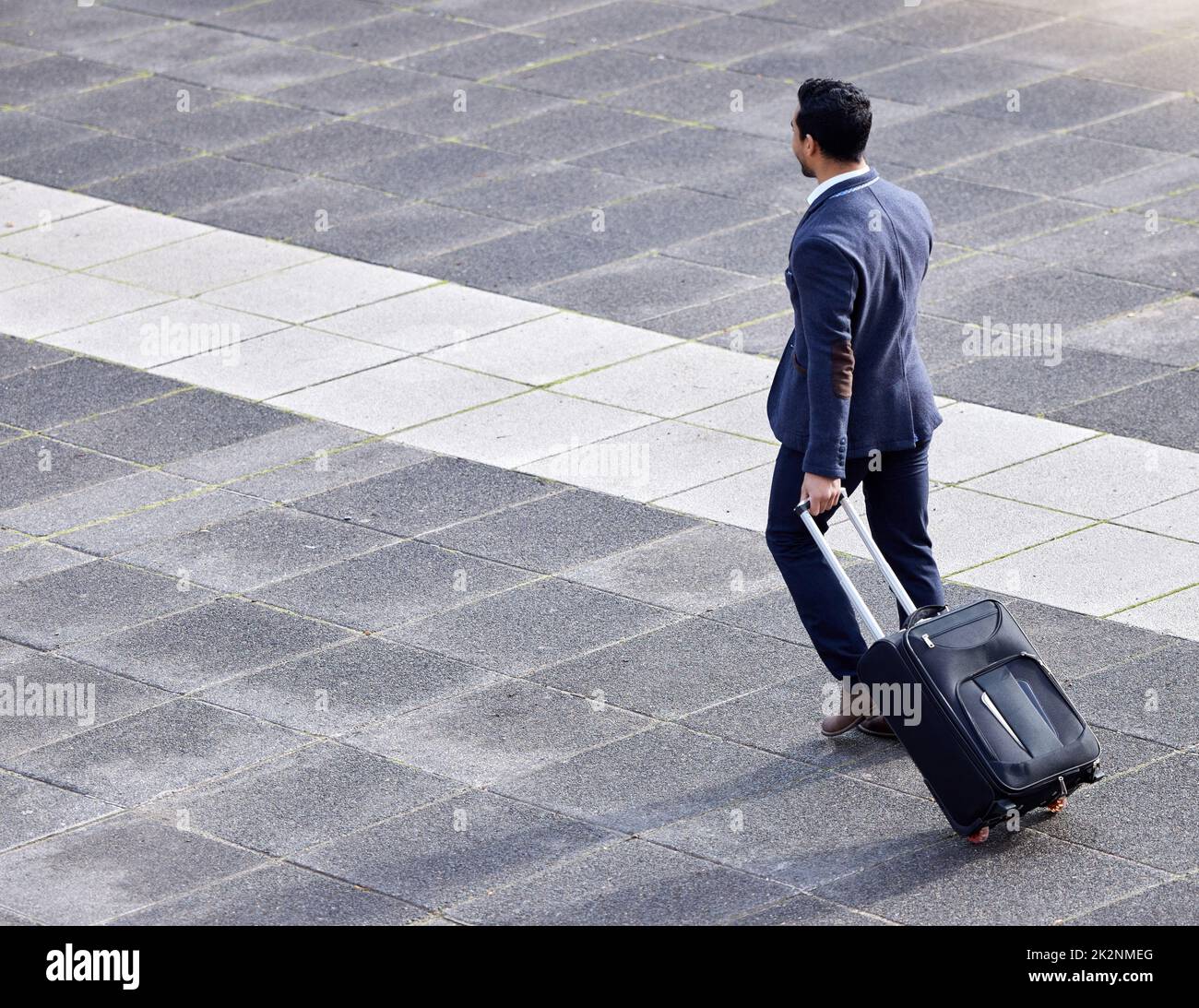 Reisen ist mein Lieblingsluxus. Aufnahme eines Geschäftsmannes, der mit seinem Koffer zum Flughafen fährt. Stockfoto