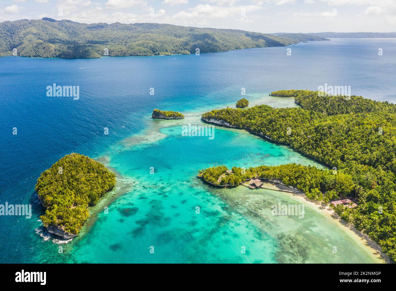 Eine wunderschöne Insel. Hochwinkelaufnahme der Raja Ampat Inseln, die vom Indo-Pazifik umgeben sind. Stockfoto