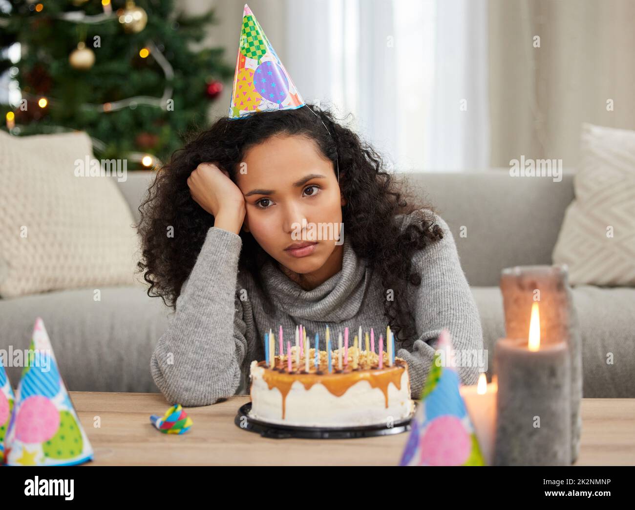 Dies sollte mein besonderer Tag sein Aufnahme einer jungen Frau, die unglücklich aussieht, während sie ihren Geburtstag allein zu Hause feiert. Stockfoto