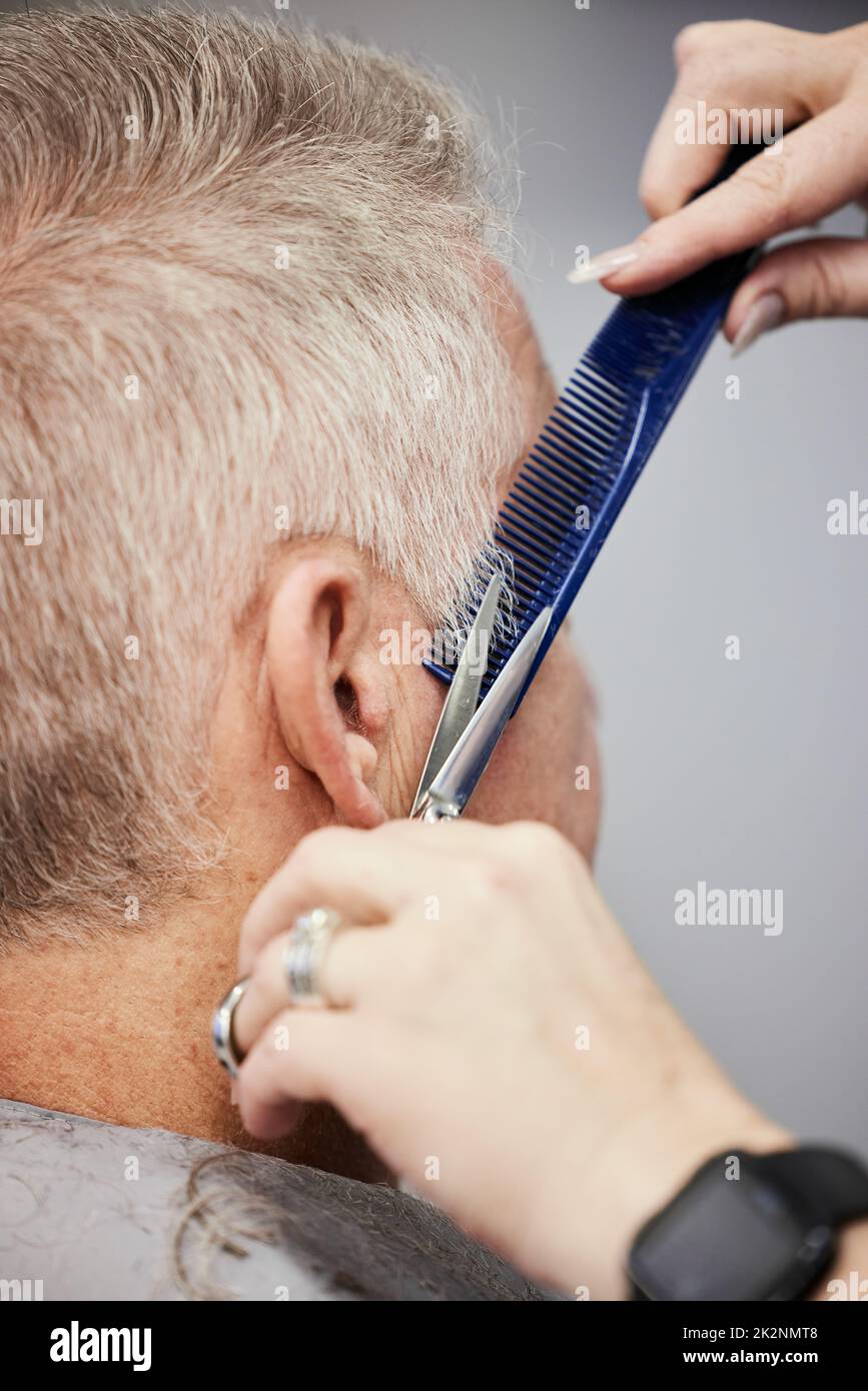 Immer einen frischen neuen Schnitt. Aufnahme eines Mannes, der in einem Salon einen Haarschnitt bekommt. Stockfoto