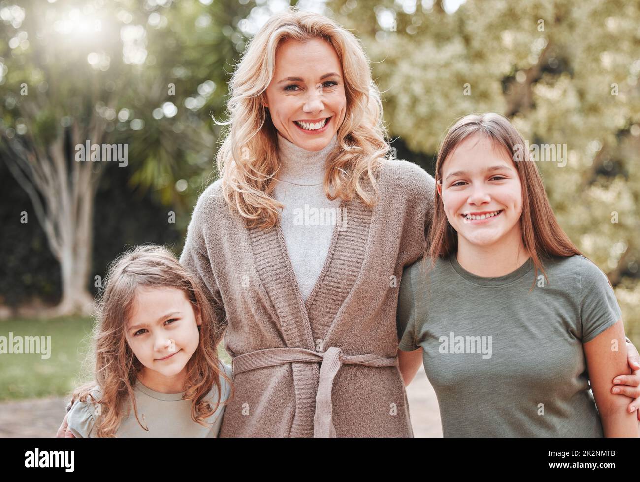 Hatten einen Mädchentag. Aufnahme einer Frau, die mit ihren beiden Töchtern Zeit im Freien verbringt. Stockfoto