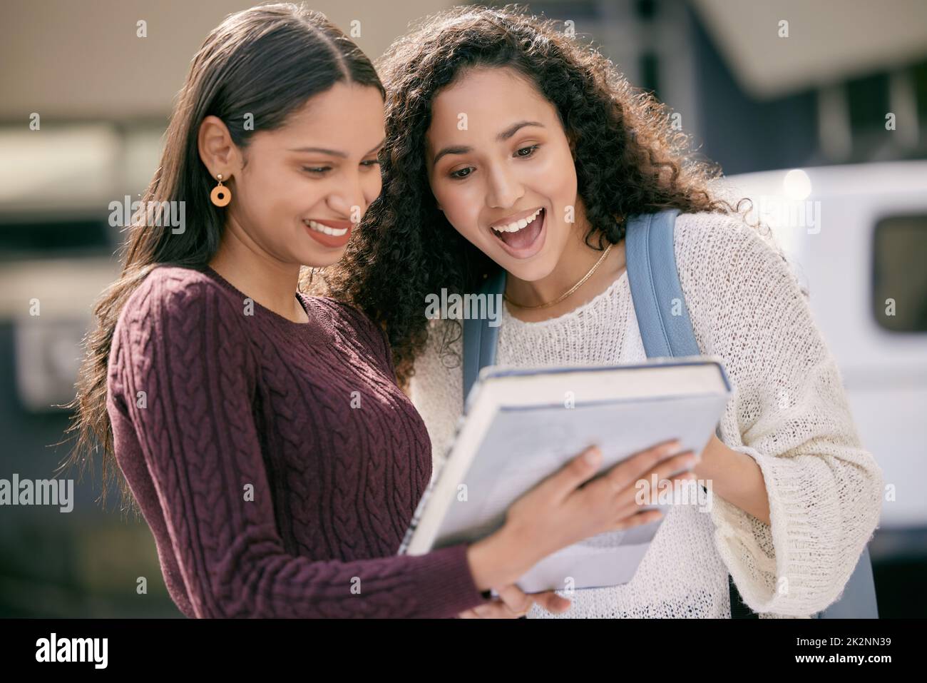 Du hast einen 100 Pass. Aufnahme von zwei jungen Frauen, die zusammen an der Hochschule studieren. Stockfoto