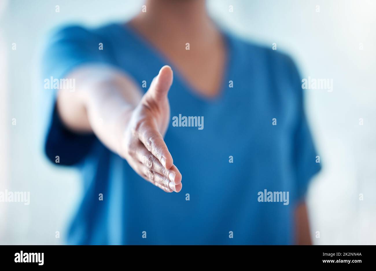 Willkommen in unserem Ort der Wellness. Aufnahme eines nicht erkennbaren Arztes, der die Hand schüttelt. Stockfoto