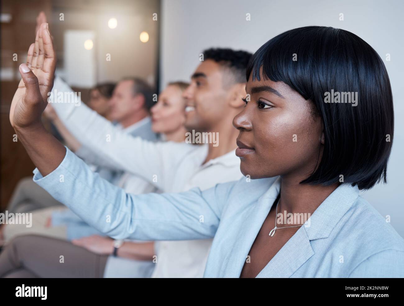 Sie können es nicht immer erwarten, machen Sie sich selbst gesehen. Aufnahme einer Gruppe neuer Mitarbeiter, die mit dem Personalvermittler in einem Büro sprechen. Stockfoto