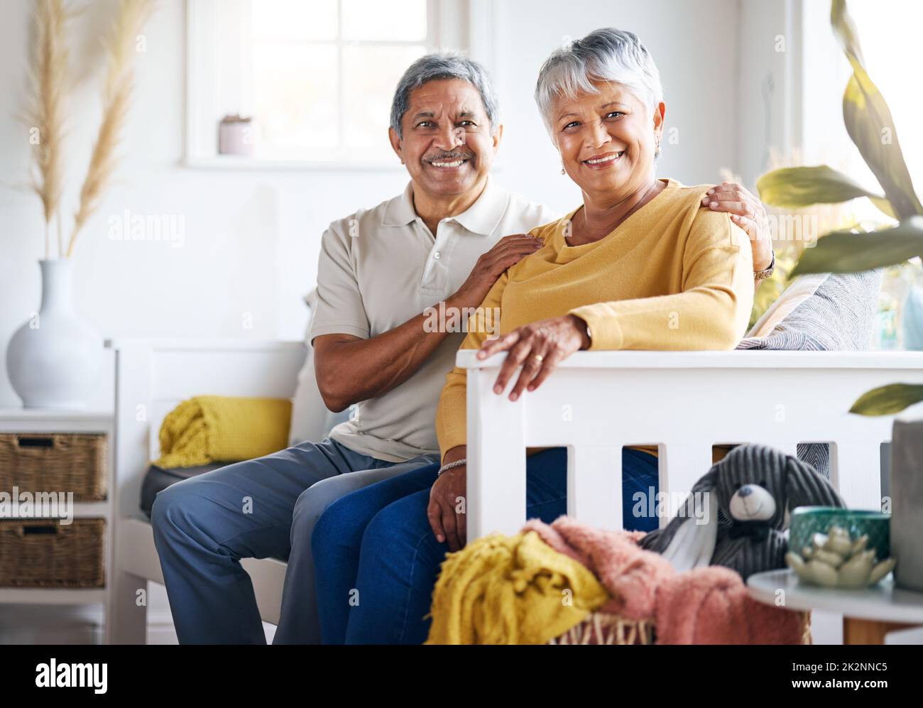 Ich zeige sie immer. Aufnahme eines älteren Ehepaares, das sich zu Hause entspannt. Stockfoto
