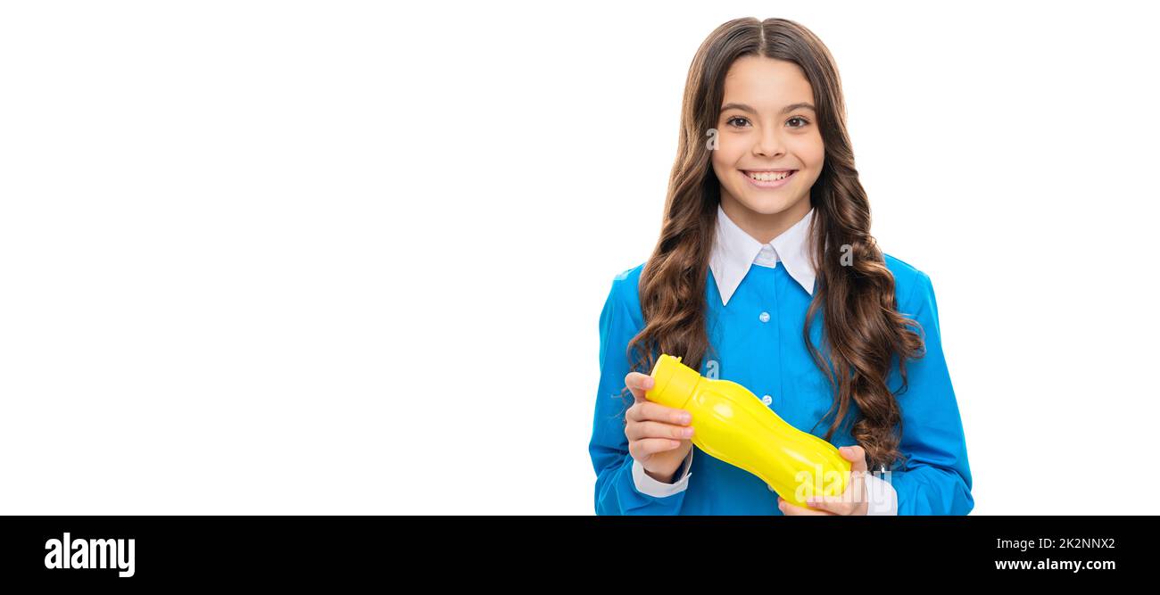 Happy Hungry Mädchen halten gelbe Plastikflasche mit Trinkjoghurt für gesundes Frühstück Mahlzeit, Hunger. Horizontales Poster mit isoliertem Kindergesicht, Banner Stockfoto