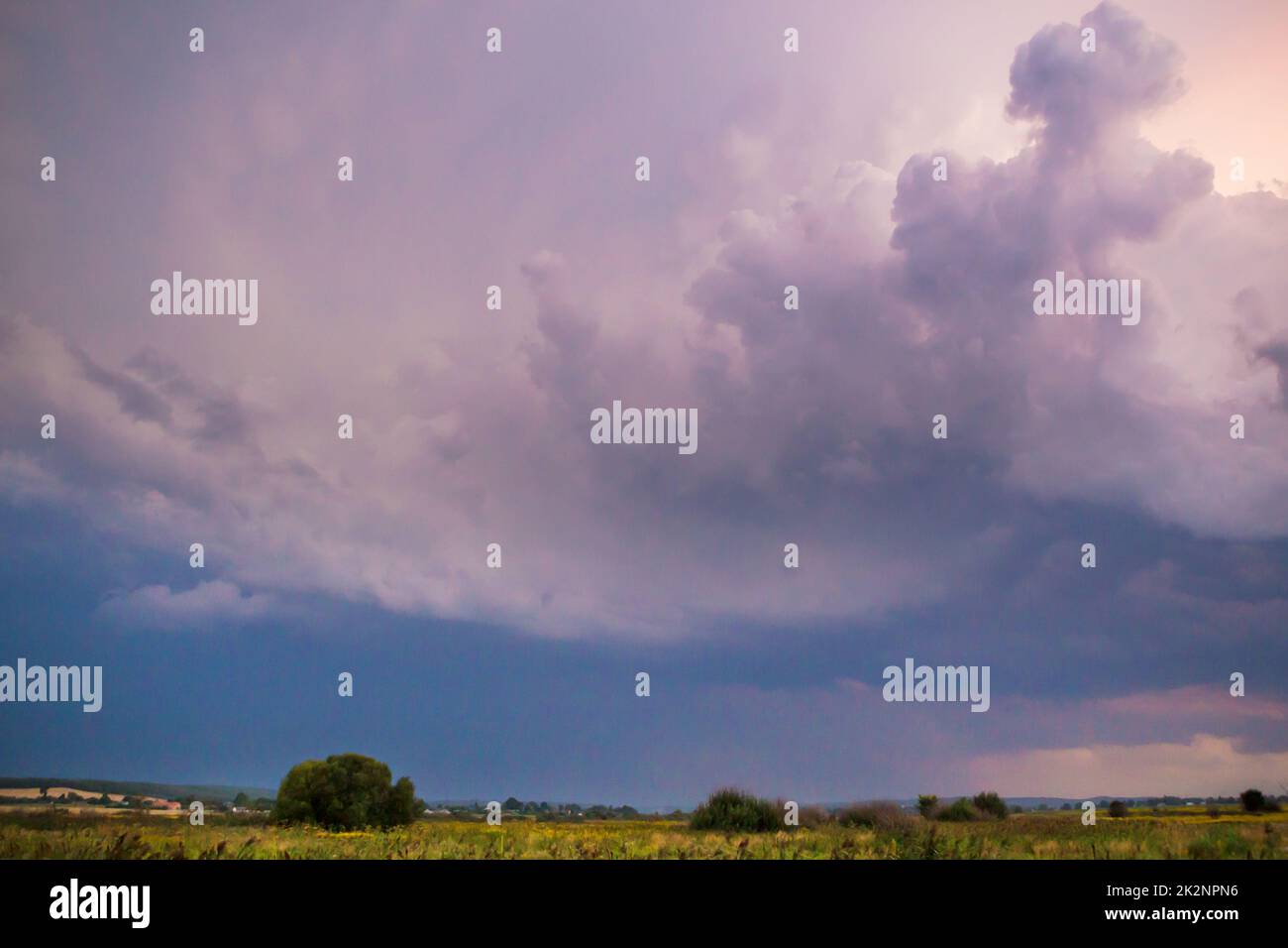 Wunderschöner Naturhintergrund. Farbenfroher Sonnenuntergang. Dramatischer Himmel Stockfoto