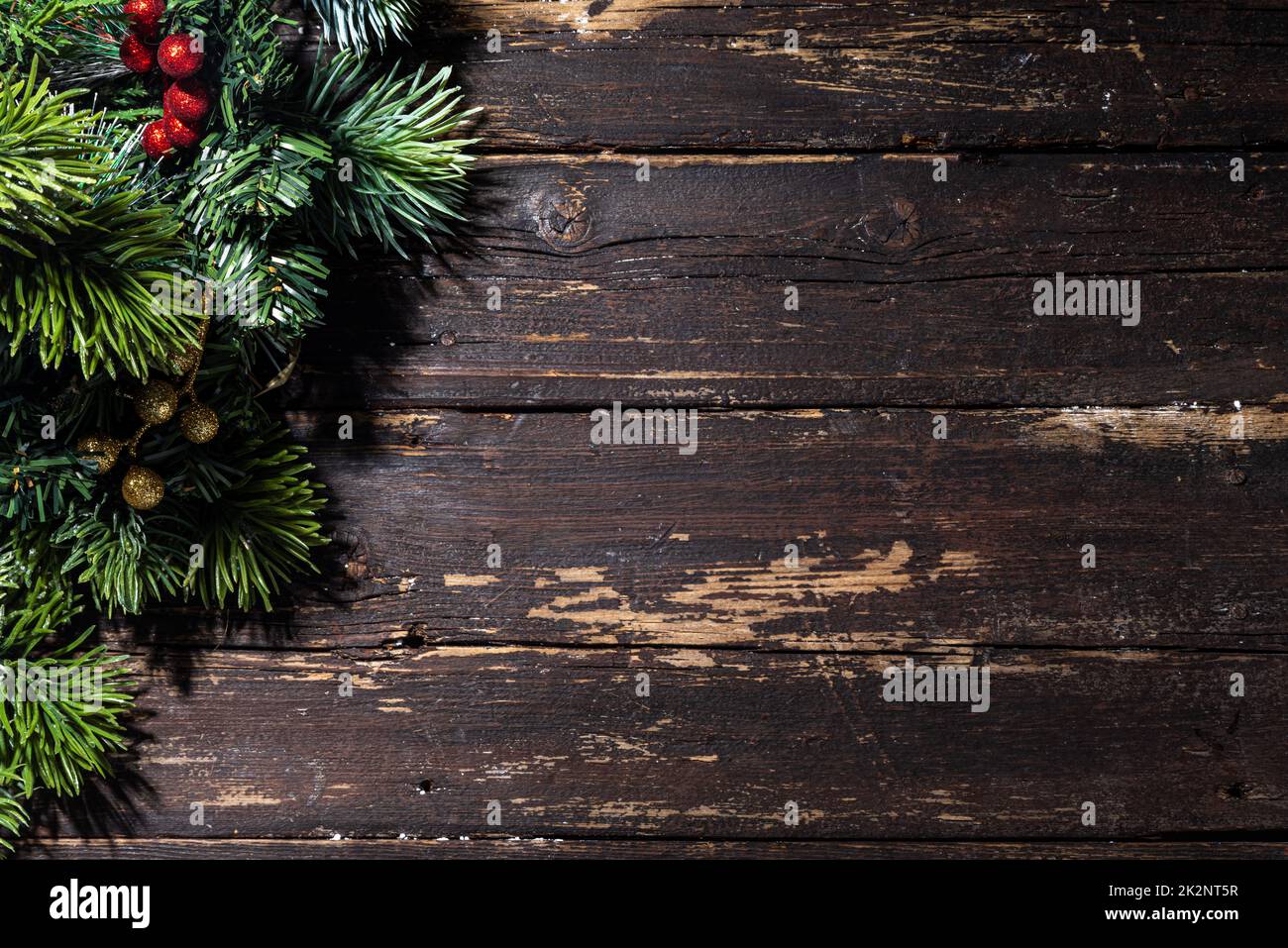Weihnachten und Neujahr Grußkarte einfacher Hintergrund. Fichtenzweige auf dunklen alten rustikalen Holztisch Draufsicht kopieren Raum Stockfoto