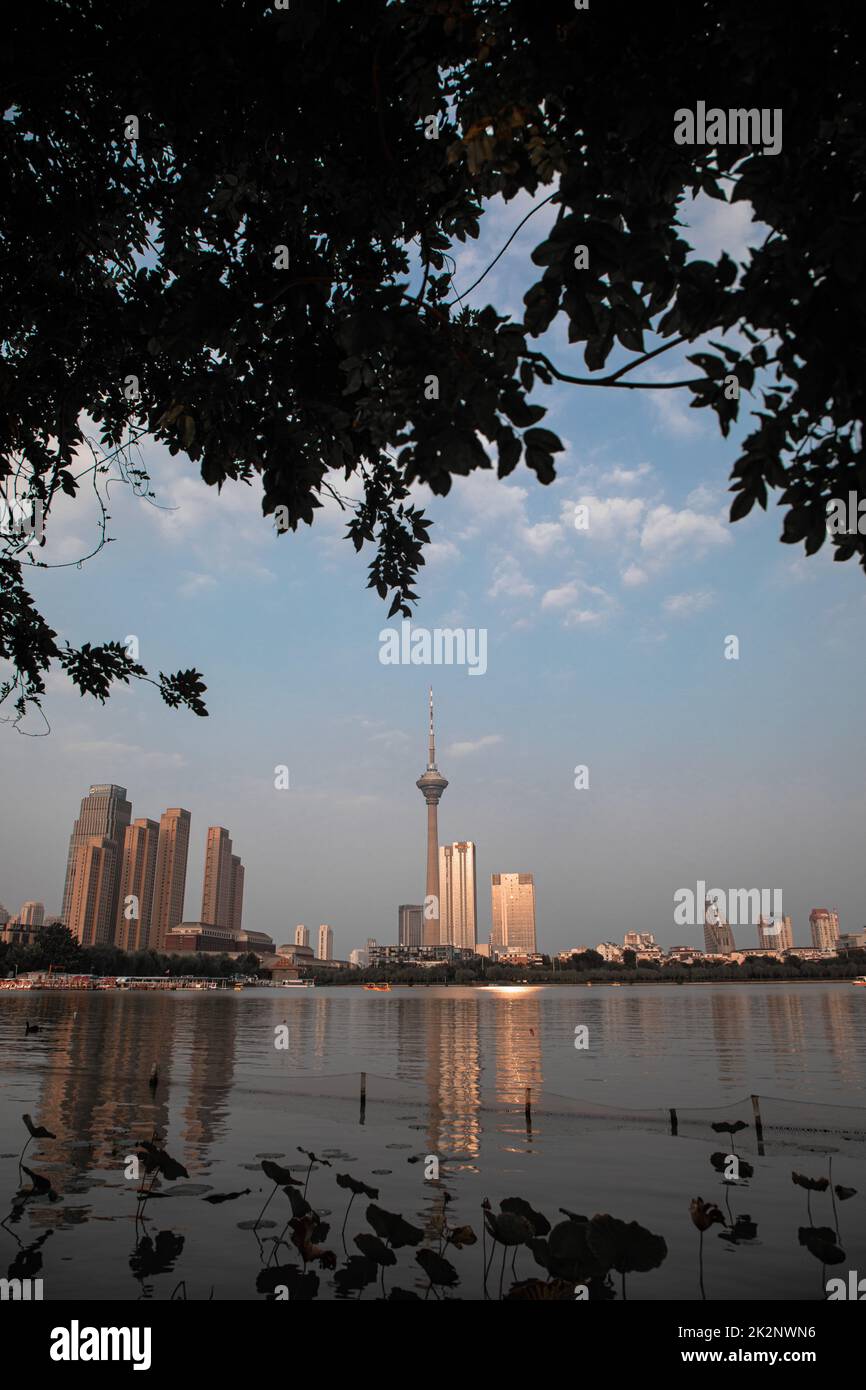 Eine vertikale Aufnahme des zentralen Radio- und Fernsehturms in Peking, China Stockfoto