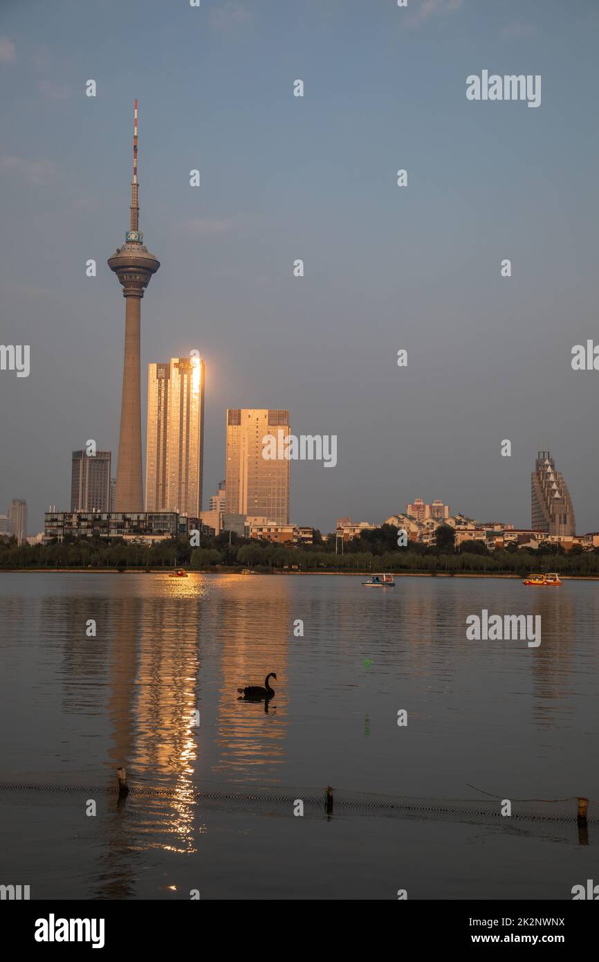 Eine vertikale Aufnahme des zentralen Radio- und Fernsehturms in Peking, China Stockfoto