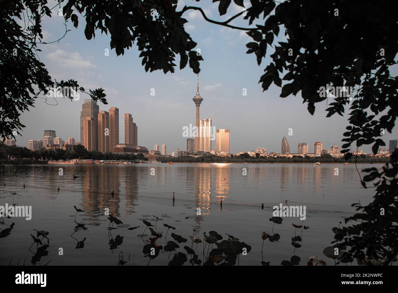 Ein malerischer Blick auf den zentralen Radio- und Fernsehturm in Peking, China Stockfoto