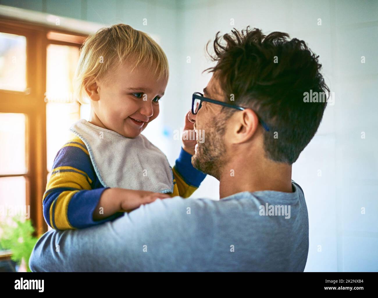 Das Beste ist dein Vater. Ausgeschnittene Aufnahme eines alleinerziehenden Vaters, der seinen Sohn zu Hause hält. Stockfoto