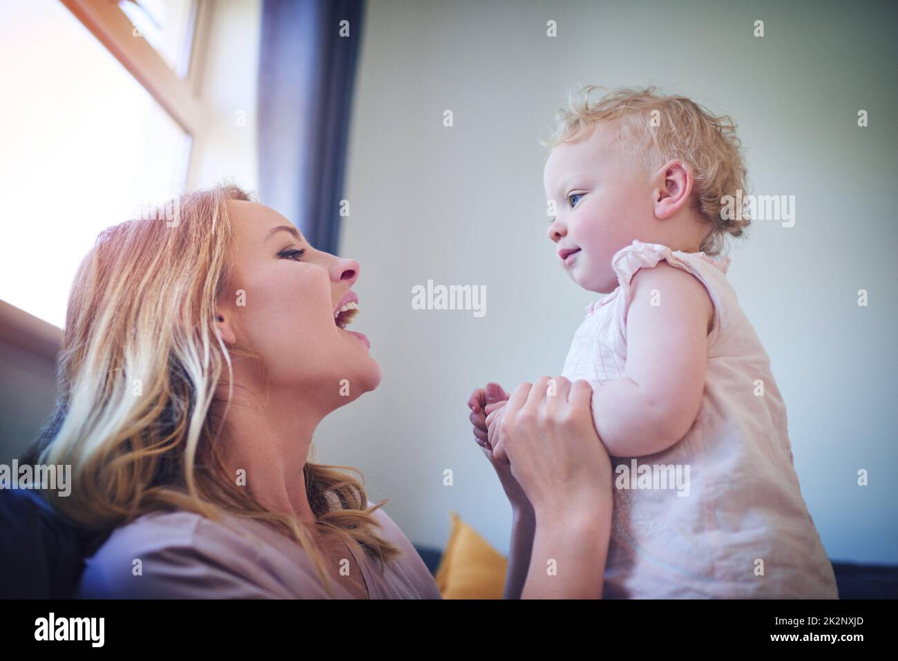 Kannst du Mama sagen. Aufnahme eines entzückenden Mädchens, das sich zu Hause mit ihrer Mutter verklebt. Stockfoto